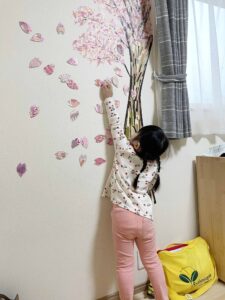 桜のマステウォールアートを作る女の子2